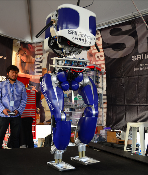 這個只有下半身的機器人，走起來意外的高效